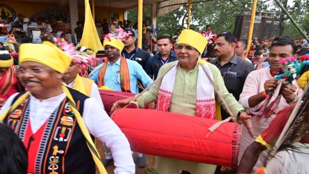 MLA and minister danced to the beat of Mandar in Karma Mahotsav