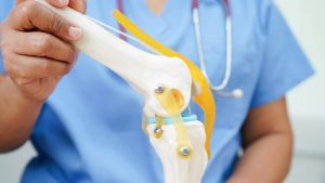 What is knee replacement surgery and when should it be done- Knee replacement surgery ki zarurat kab hoti hai