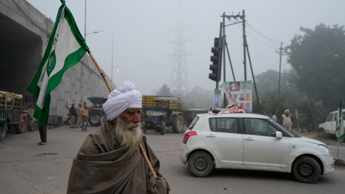 प्रदर्शनकारी किसानों ने राज्यव्यापी नाकाबंदी के दौरान पूरे पंजाब में सड़कें अवरुद्ध कर दीं