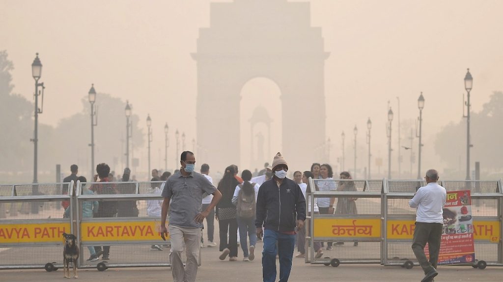 दिल्ली में तापमान में और गिरावट के साथ शीत लहर तेज होगी, शहर में कोहरा छाया रहेगा