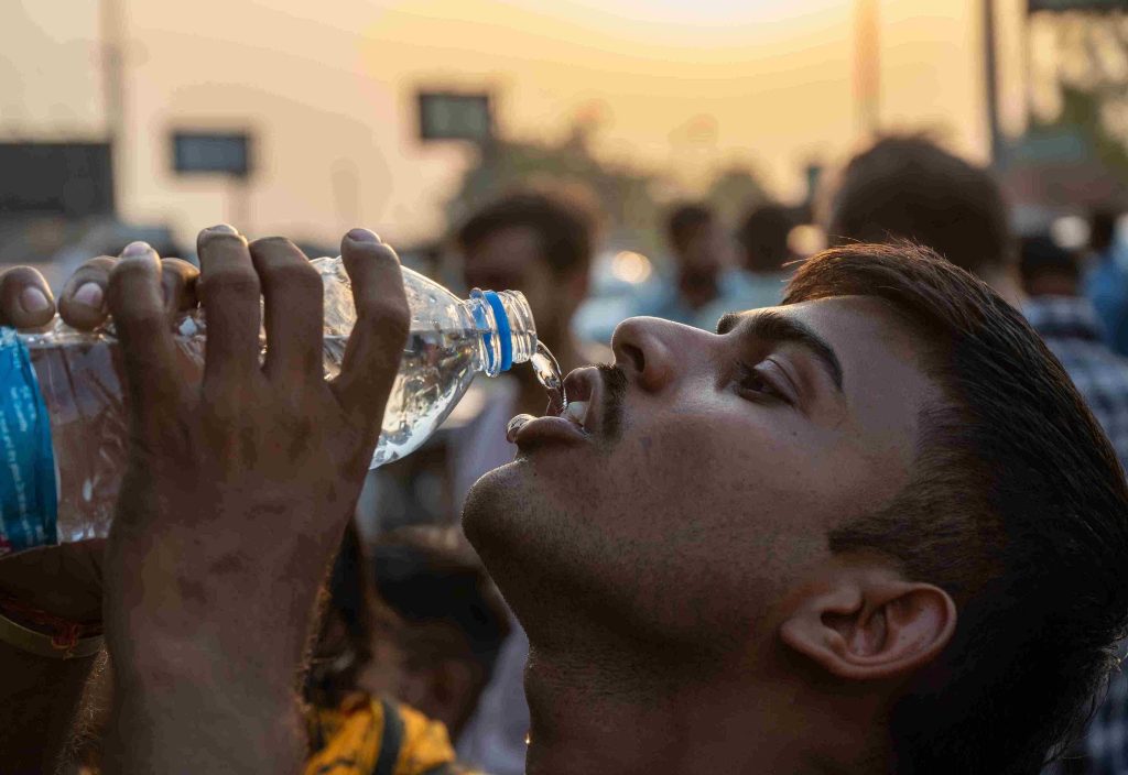 क्या डिब्बाबंद बोतलें वास्तव में सुरक्षित हैं? एफएसएसएआई के नए 'हाई-रिस्क' लेबल की व्याख्या